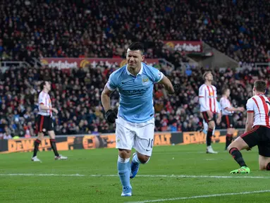 Striker Manchester City, Sergio Aguero, merasa kesakitan kakinya setelah mencetak gol ke gawang Sunderland dalam lanjutan Liga Inggris di Stadium of Light, Sunderland, Rabu (3/2/2016) dini hari WIB. (AFP/Oli Scarff)