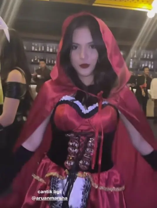 <p>Marsha Aruan tampil memesona dengan mengenakan kostum Gadis Kerudung Merah. Lipstik merah membuat Marsha makin menawan. [Foto: instagram.com/azizahsalsha_]</p>