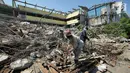 Pekerja membongkar Rumah Susun Karang Anyar, Jakarta Pusat, Selasa (11/9). Rumah Susun yang berdiri sejak 1987 rencananya akan direvitalisasi menjadi dua tower dengan ketinggian 16 lantai, dan ditargetkan selesai 2020. (Liputan6.com/Herman Zakharia)