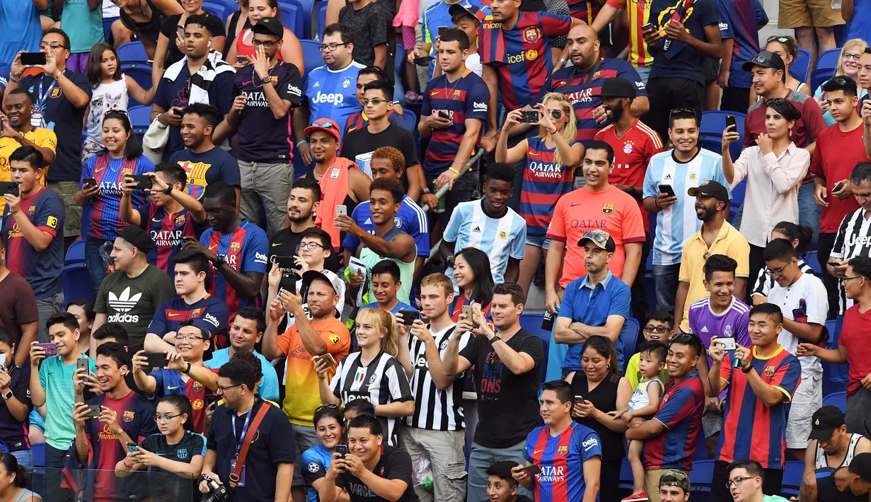 Sejumlah fans menyaksikan latihan Juventus di Red Bull Arena, New Jersey, Jumat (21/7/2017). Latihan ini dilakukan jelang laga ICC 2017 melawan Barcelona. (AFP/Jewel Samad) 