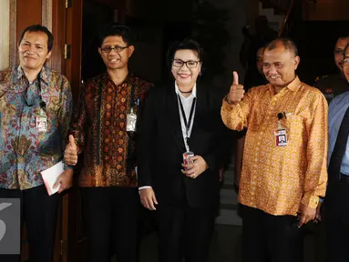 Ketua KPK, Agus Rahardjo (kedua kanan) bersama para pimpinan KPK menyapa pewarta jelang melakukan pertemuan tertutup dengan Jaksa Agung, HM Prasetyo di gedung Kejaksaan Agung di Jakarta, Selasa (5/1/2016). (Liputan6.com/Helmi Fithriansyah)