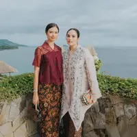 Yuki Kato tampil dengan kebayanorgasa berbordir maroon dipadukan kain batik coklat. Chelsea Islan mengenakan kebaya panjang berbordir yang menginspirasi. [@yukikt]