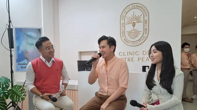Dokter spesialis kulit dan kelamin, Ricky Fernando Maharis (tengah) saat berbicara tentang upaya mengatasi jerawat saat pembukaan Clinic de Votre Peau di kawasan Gading Serpong, Kabupaten Tangerang, Kamis (8/9/2022).