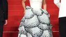 Natalie Portman mengenakan kostum berwarna putih. Off-the-shoulder gown ini memiliki detail bertingkat dan berlapis di bagian roknya. Foto: Instagram.
