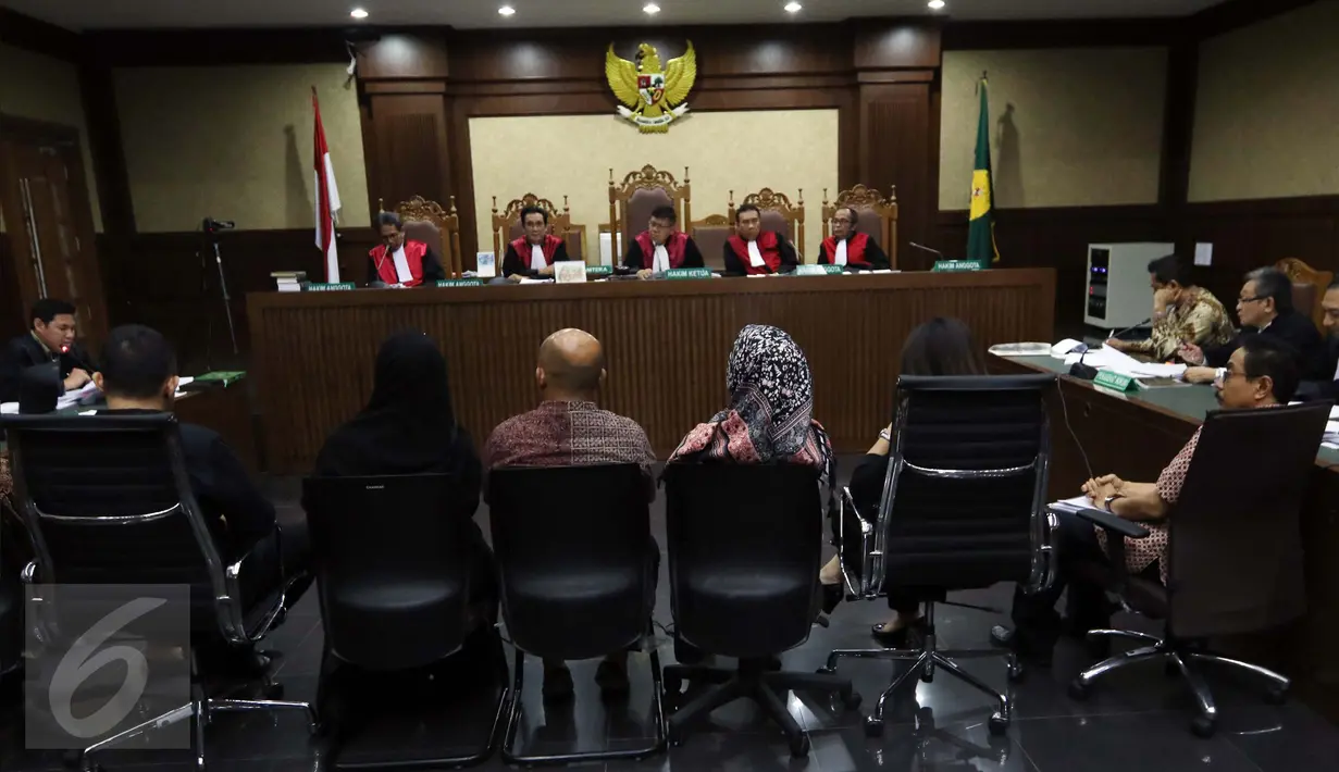 Saksi mendengarkan pertanyaan JPU pada sidang dugaan suap Raperda Teluk Reklamasi dengan terdakwa M Sanusi, di Pengadilan Tipikor, Jakarta, Senin (3/10). JPU KPK menghadirkan sejumlah saksi, diantaranya istri Sanusi, Evelien. (Liputan6.com/Helmi Afandi)