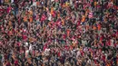 Suporter Persija, The Jakmania, memberikan dukungan saat melawan Borneo FC pada laga Liga 1 di Stadion Patriot Bekasi, Jawa Barat, Minggu (16/7/2017). Persija menang 1-0 atas Borneo FC. (Bola.com/Vitalis Yogi Trisna)