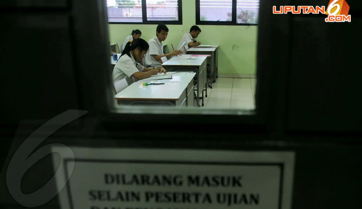 Senin (14/4/2014), 1.644.713 siswa sekolah menengah atas dan kejuruan serta peserta program paket C mengikuti ujian nasional yang digelar serentak di seluruh Indonesia hingga 16 April mendatang. (Liputan6.com/Johan Tallo)