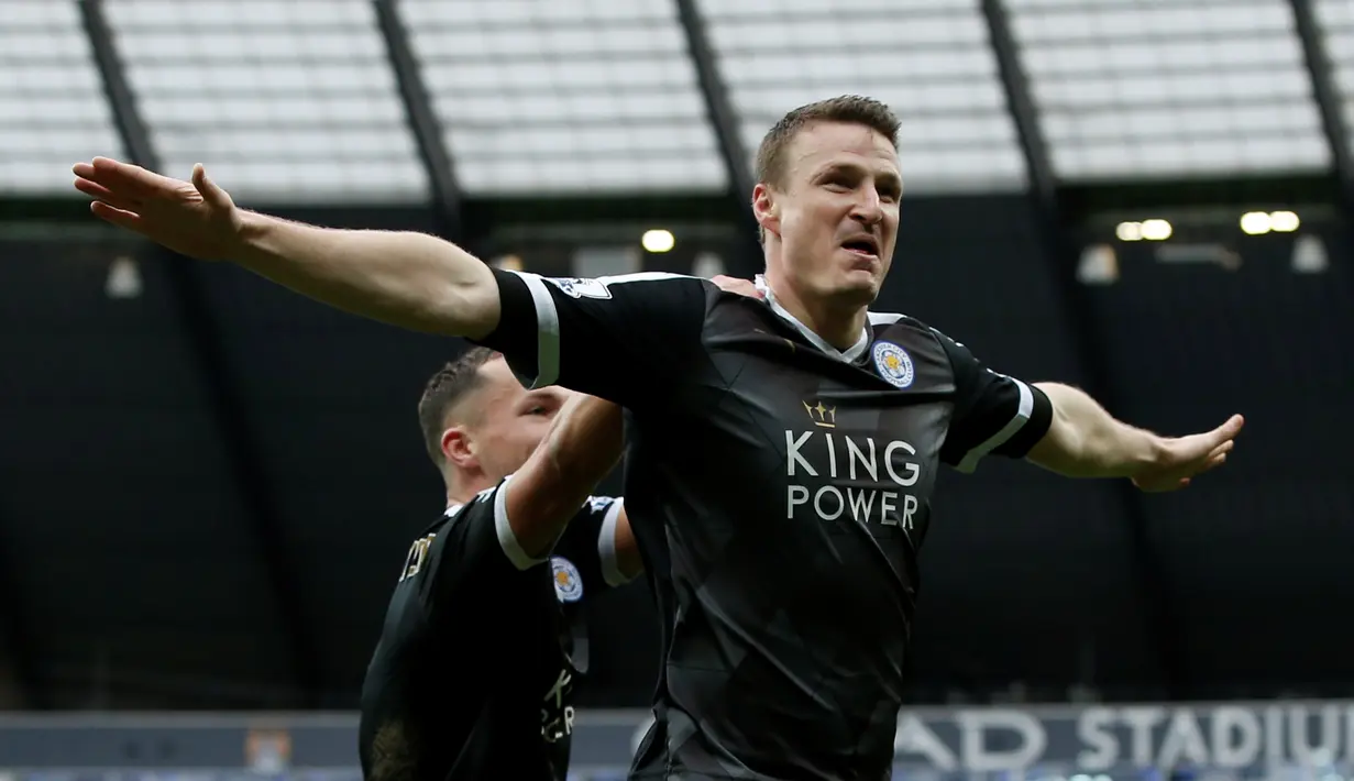 Pemain Leicester City, Robert Huth, merayakan gol yang dicetaknya ke gawang Manchester City dalam lanjutan Liga Inggris di Stadion Etihad, Manchester, Sabtu (6/2/2016) malam WIB. (AFP/Adrian Dennis)