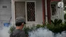 Seorang warga melakukan "fogging" atau pengasapan di perumahan Cinere Green Valley, Tangerang Selatan, Minggu (17/1/2021). Pengasapan untuk pencegahan penyakit Demam Berdarah Dengue (DBD) yang disebabkan gigitan nyamuk Aedes Aegypti terlebih sudah memasuki musim hujan. (Liputan6.com/Faizal Fanani)