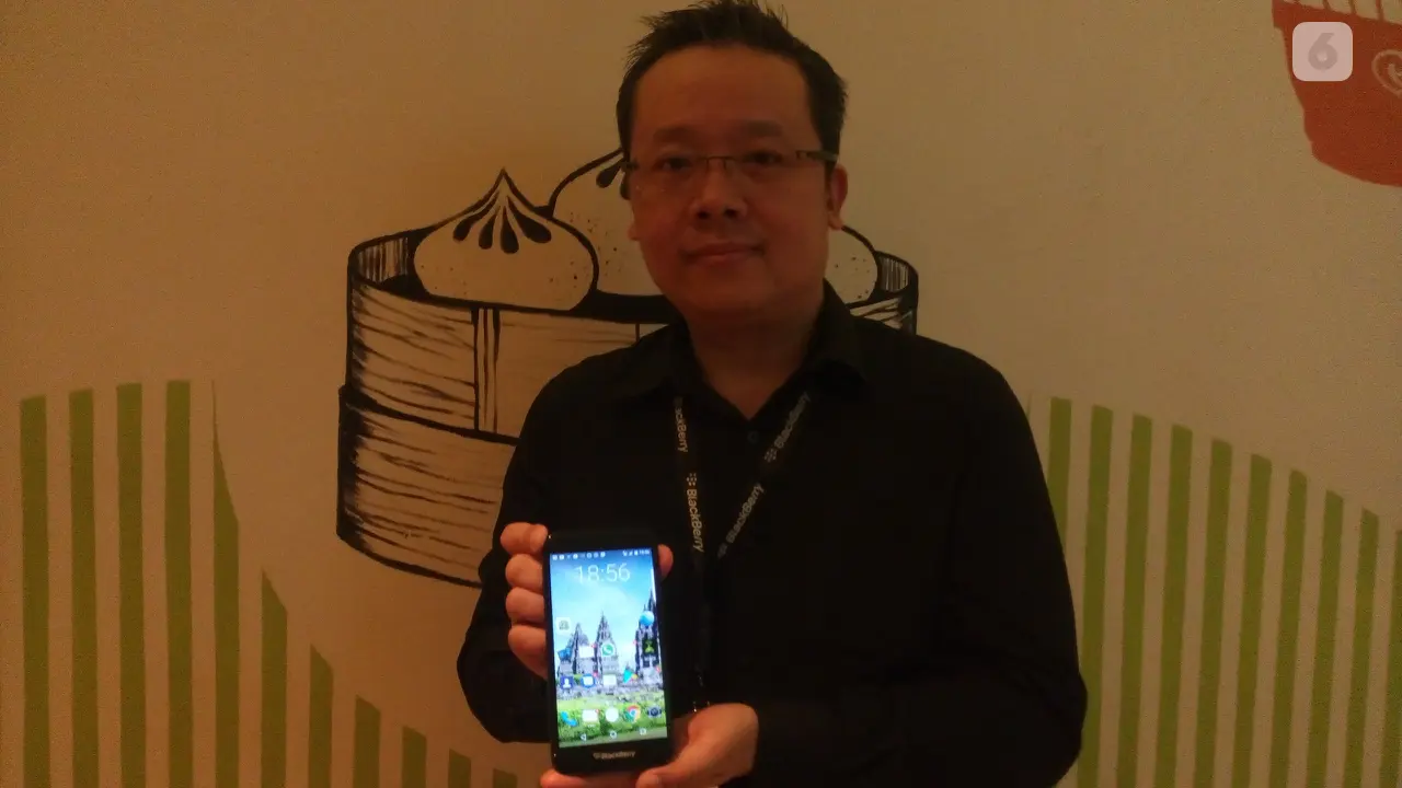 Stanly Widjaja, VP Sales & Marketing BB Merah Putih genggam BlackBerry Aurora