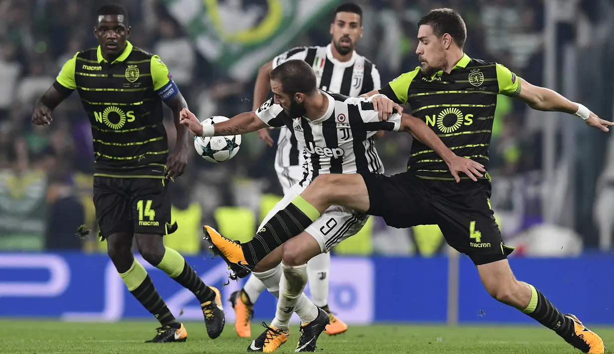 Striker Juventus, Gonzalo Higuain, berusaha melewati bek Sporting Lisbon, Sebastien Coates, pada laga Liga Champions di Stadion Allianz, Turin, Rabu (18/10/2017). Juventus menang 2-1 atas Sporting. (AFP/Miguel Medina)