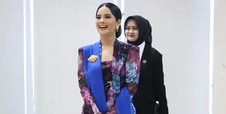 Kebaya tersebut dilengkapi dengan selendang warna biru muda yang menambah impresi anggun.  [@agusyudhoyono].