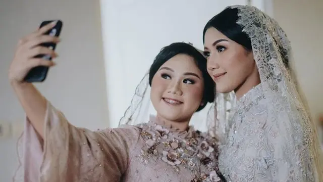 Momen Kedekatan Erina Gudono dan Adiknya, Selalu Kompak