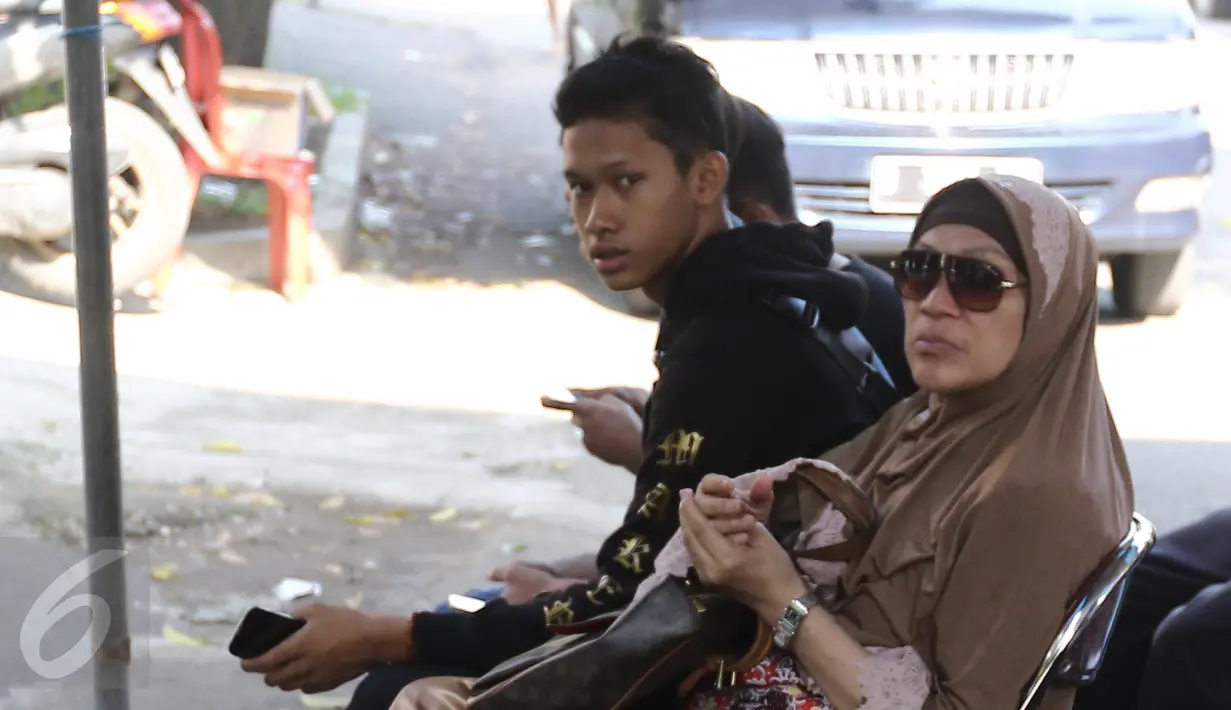 Komedian Dorce Gamalama saat melayat ke rumah duka Alm Eko Koeswoyo alias Eko DJ di kawasan Pondok Kelapa, Jakarta, Selasa (28/3). Eko DJ Ia meninggalkan satu orang istri yakni Dewi Sari Krisna Ndaru, dan dua orang anak. (Liputan6.com/Herman Zakharia)