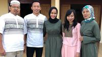Kiper Bhayangkara FC, Awan Setho, bersama keluarga saat Idul Fitri 2018. (Bola.com/Dok. Pri)