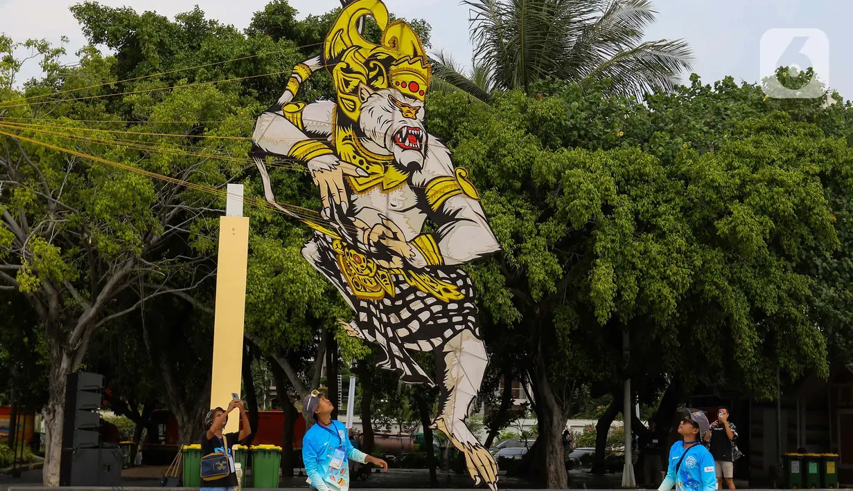 Ajang ini menampilkan beragam bentuk layang-layang dari berbagai negara. (Liputan6.com/Herman Zakharia)