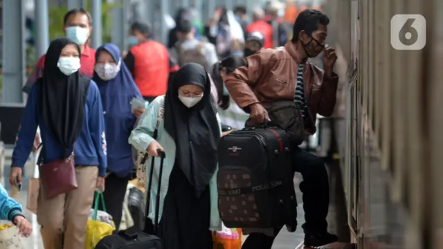 FOTO: Larangan Mudik Berakhir, Stasiun Senen Ramai Pemudik Susulan