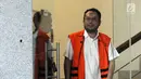 Mantan anggota DPRD Sumatera Utara Restu Kurniawan Sarumaha usai menjalani pemeriksaan lanjutan di Gedung KPK, Jakarta, Jumat (7/12). Restu merupakan anggota DPRD Sumatera Utara periode 2009-2014. (Merdeka.com/Dwi Narwoko)