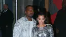 Berbeda dengan Kim Kardashian, sayangnya Kanye West justru mendapatkan kritikan pedas dari Netizen ketika penampilannya di red carpet. Lantas mengapa Kanye mendapatkan hujatan kala itu. (AFP/BIntang.com)