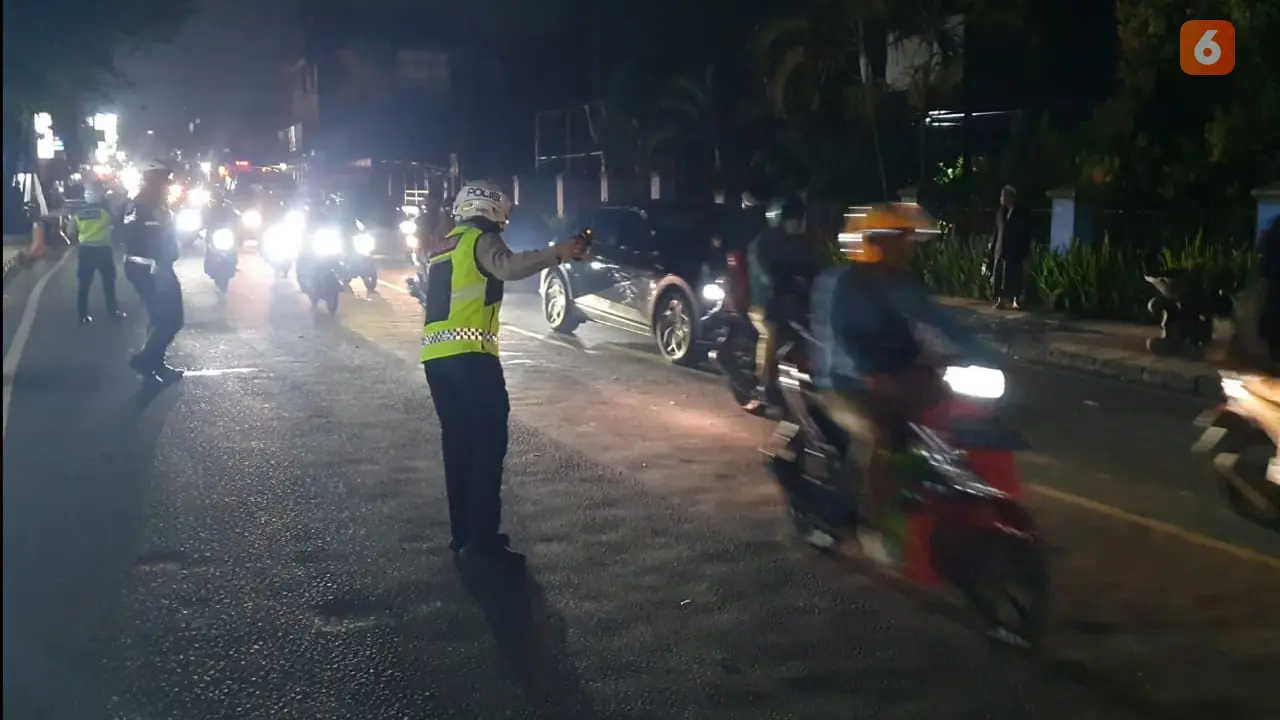 Satuan Lalu Lintas Polres Sukabumi saat melakukan one way, imbas Tol Bocimi sesi 2 longsor (Liputan6.com/Fira Syahrin).