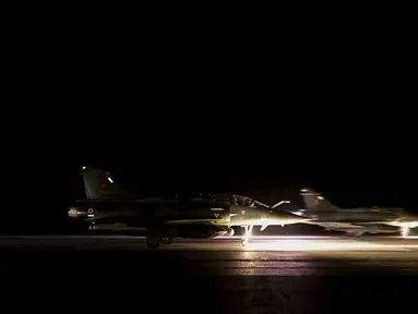 Pesawat tempur Prancis bersiap lepas landas dari lokasi yang dirahasiakan menuju Suriah (16/11). Prancis akan melakukan penyerangan ke ISIS sebagai tindakan Prancis menanggapi aksi penyerangan di Paris yang menewaskan lebih dari 130 orang. (REUTERS/ECPAD)