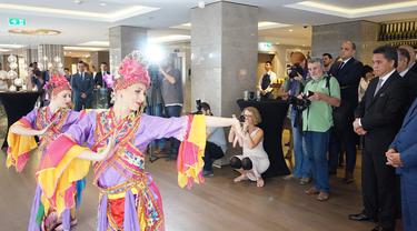 Penampilan gadis-gadis Serbia menari Lenggang Nyai