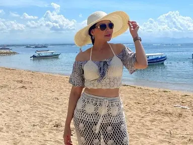 Penampilan Tessa Kaunang selalu berhasil menarik perhatian netizen lewat setiap unggahannya di instagram. Pemain film Bebek Belur ini tampil kece saat plesir ke Pantai Sanur, Bali. Dengan outfit warna monokrom, pesonanya terpancar cerah saat berpadu dengan pemandangan birunya langit dan air laut. (Liputan6.com/IG/@tessakaunang_tuiit)