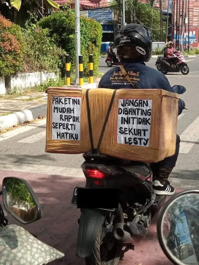 9 Tulisan Kocak di Belakang Motor saat Bawa Barang Ini Bikin Geleng Kepala