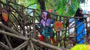 Anak-anak menikmati fasilitas Rumah Pohon di Taman Kebersihan 3, Cengkareng Barat, Jakarta, Rabu (22/1/2020). Dengan adanya rumah pohon ini menambah daya tarik pengunjung. (merdeka.com/Magang/Muhammad Fayyadh)
