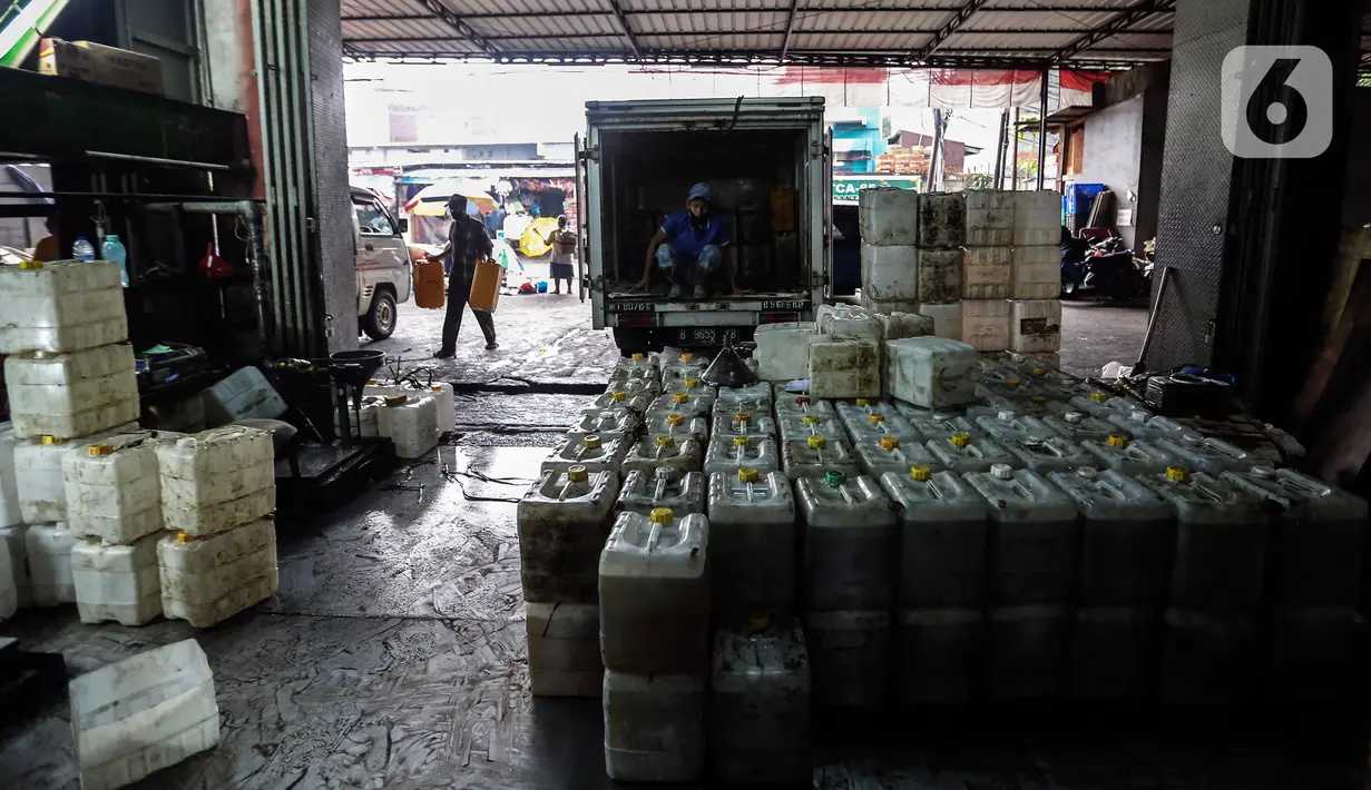 Tumpukan jerigen minyak goreng curah di Pasar Cipete, Jakarta, Kamis (17/3/2022). Kini, minyak goreng satu harga yakni Rp 11.500 untuk minyak goreng curah per liter, Rp 13.500 untuk minyak kemasan sederhana dan Rp 14.000 untuk minyak goreng medium tidak berlaku. (Liputan6.com/Johan Tallo)