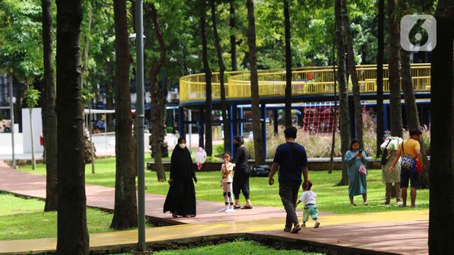 Libur Nataru, Warga Manfaatkan Taman untuk Berwisata