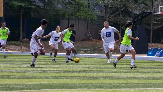 BRI Gelar Coaching Clinic Bersama Radja Nainggolan di BRILian Stadium
