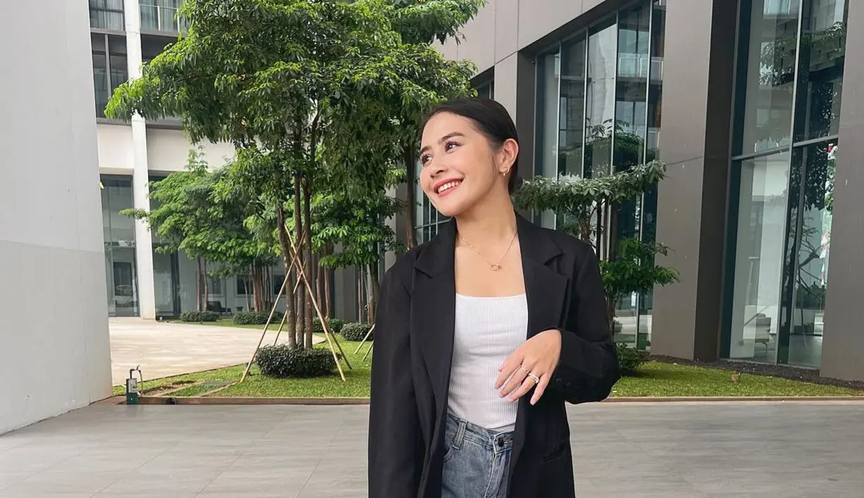 OOTD kasual but make it chic. Prilly Latuconsina tampil dengan tank top putih yang ditumpuknya dengan blazer hitam dan dipadu mengenakan celana panjang jeans. [Foto: Instagram/prillylatuconsina96]