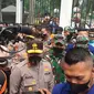 Kapolda Metro Jaya Irjen Fadil Imran dan Pangdam Jaya Mayjen TNI Untung Budiharto turun mendatangi massa Demo Buruh May Day Fiesta di depan Gedung DPR MPR, Jakarta. (Foto: Liputan6/Nanda Perdana Putra)