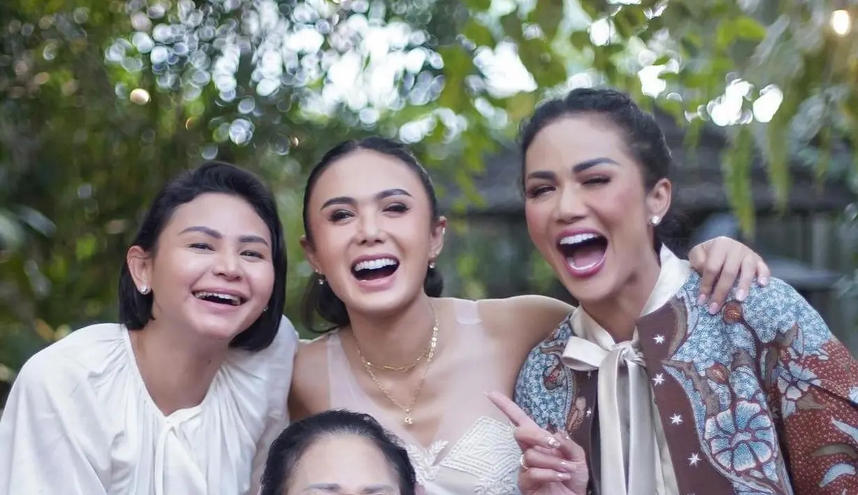 Tampak sang ibunda yang tampil menawan dengan dress brokat berwarna pink muda dan kerudung warna senada. [@krisdayantilemos]