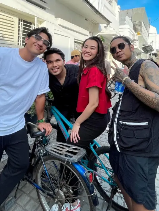 Di Surabaya, keduanya bersama rombongan menikmati keindahan kota tersebut dengan menaiki sepeda. Thariq Halilintar tampil dengan atasan kemeja hitam. [@aaliyah.massaid]