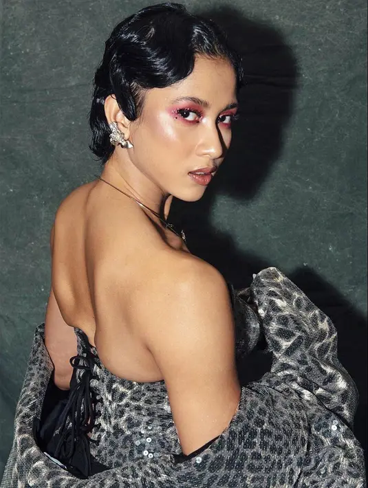 <p>Aghniny Haque mengenakan gaun bergaya korset dengan aksen peplum. Penampilannya dilengkapi dengan bolero mini berlengan balon, gayanya menyiratkan kesan seksi yang unik. (Instagram/aghninyhaque)</p>