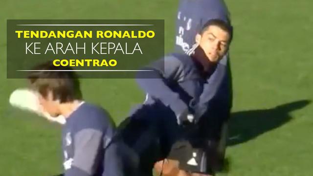 Berita video tendangan Cristiano Ronaldo ke arah kepala Fabio Coentrao saat latihan Real Madrid.