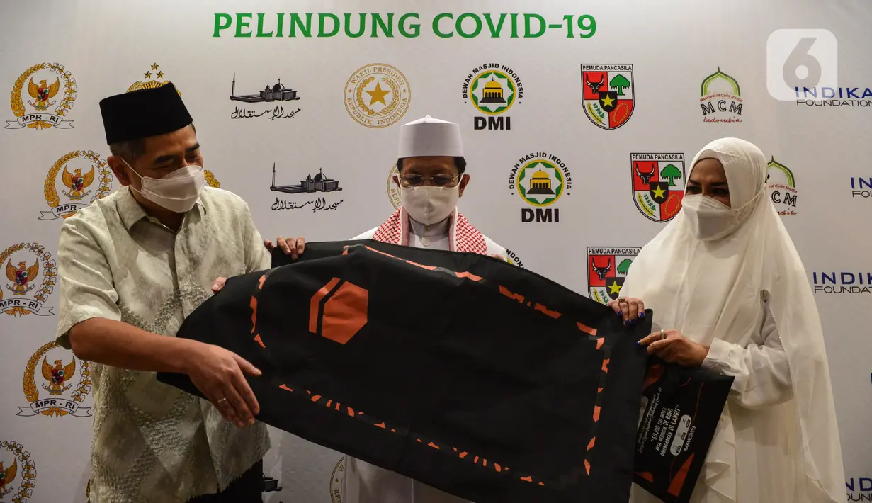 Chairman Indika Foundation Arsjad Rasjid dan Ketua BPPP Mufrina menyerahkan sajadah pelindung COVID-19 ke Imam Besar Masjid Istiqlal KH. Nasaruddin Umar saat peluncuran "Gerakan Nasional Mengisi Masjid dengan 1 Juta Sajadah Pelindung COVID-19", Jakarta, Kamis (11/3/2021). (Liputan6.com/Johan Tallo)