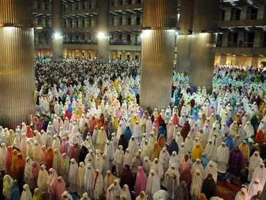 Jamaah muslimah memenuhi masjid Istiqlal untuk menjalankan shalat tarawih pertama Ramadan 1437 H, Jakarta, Minggu (5/6/2016). Berdasar, hasil sidang isbat ditetapkan 1 Ramadan jatuh pada Senin (6/6/2016). (Liputan6.com/Helmi Fithriansyah)