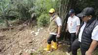 Wakil Walikota Tangerang Selatan (Tangsel) Pilar Saga Ichsan menerobos tumpukan sampah di perbatasan Perumahan Nusa Loka, Kecamatan Serpong, Rabu (14/5/2025).