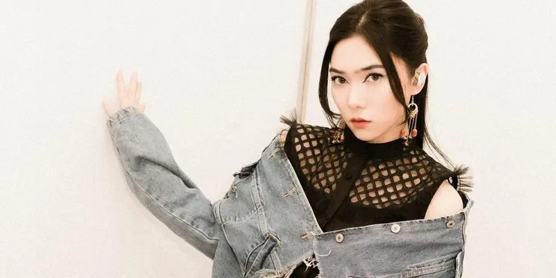 FOTO: Gaya Isyana Sarasvati Pakai Denim, Tampil Keren