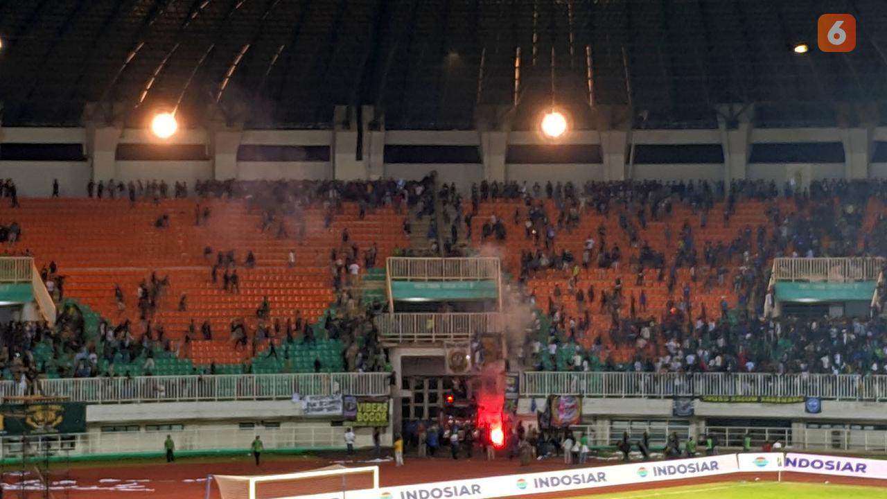 Suporter di Stadion Pakansari