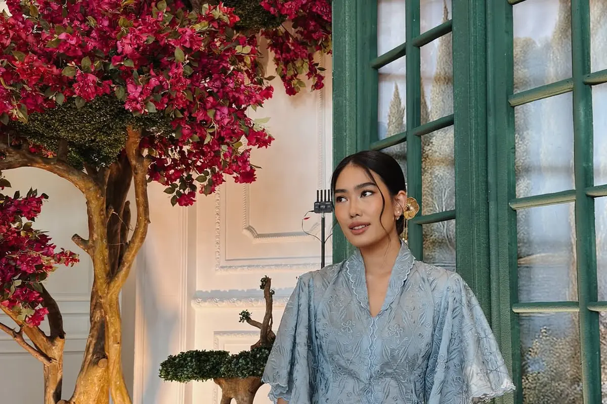 6 Potret Kebaya Brokat Biru Pastel Alika Islamadina di Pernikahan Anak Alya Rohali