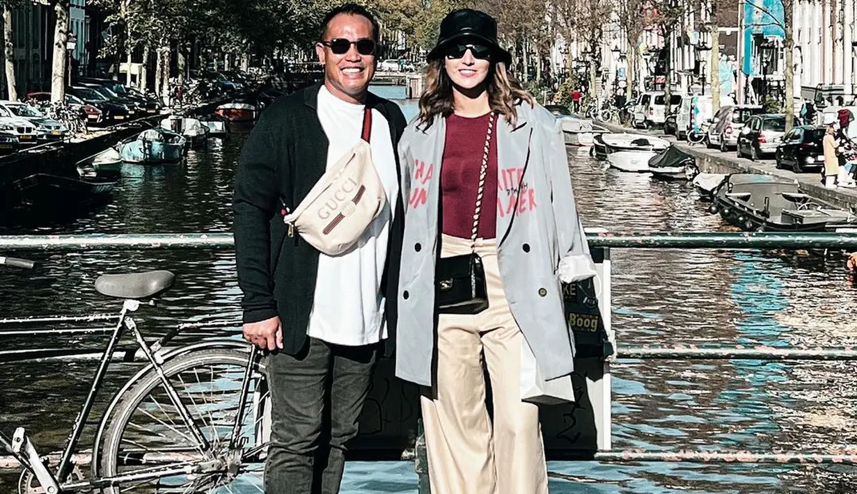 Nia Ramadhani juga banyak memadukan coat dengan detail unik. Aksen tulisan pada coat serta paduan topi bucket hat membuat gayanya semakin stylish. [Foto: Instagram/ Nia Ramadhani]