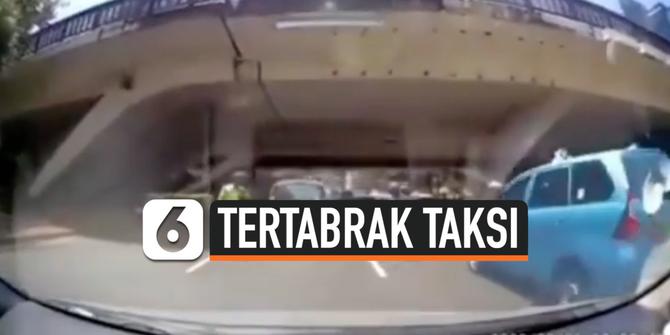 VIDEO: Kabur dari Polisi, Pemotor Malah Tertabrak Taksi