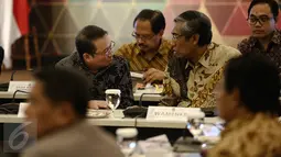 sebelum rapat koordinasi bersama tingkat menteri di Kementerian PMK, Jakarta, Jumat (2/9). Rapat koordinasi tersebut terkait antisipasi banjir dan tanah longsor. (Liputan6.com/Faizal Fanani)
