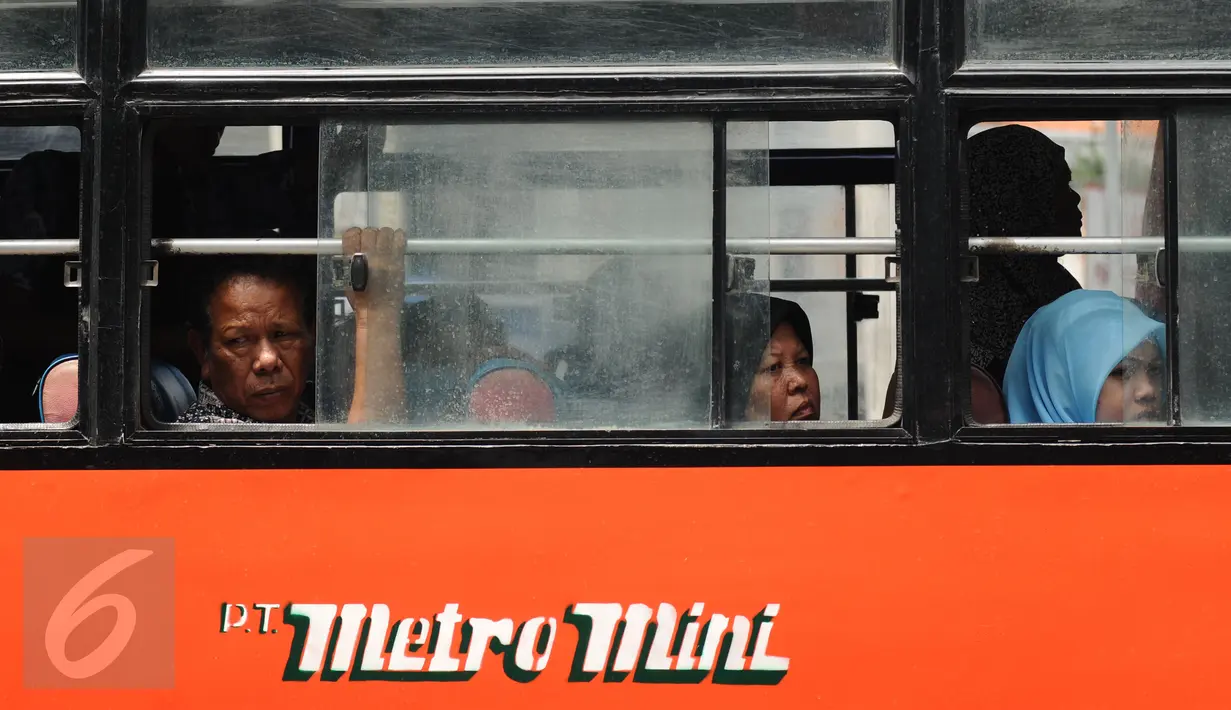 Sejumlah penumpang duduk di dalam metromini di Terminal Blok M Jakarta, Senin (21/12/2015). Meski diwarnai isu pemogokan namun sebagian pengemudi metromini memilih tetap beroperasi. (Liputan6.com/Helmi Fithriansyah)