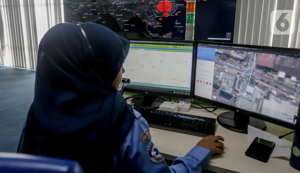 Petugas memantau penyebaran virus corona (COVID-19) di Dinas Kesehatan DKI Jakarta, Senin (9/3/2020). Pemprov DKI Jakarta menyebut Posko COVID-19 menerima panggilan telepon sebanyak 2.689 terkait virus corona. (Liputan6.com/Faizal Fanani)
