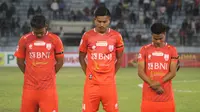 Pemain Persis Solo mengenakan pita hitam untuk mengenang suporter Persija. (Bola.com/Ronald Seger)